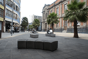 bancas de concreto para jardin tipo muelas en fila sobre la calle