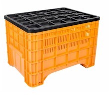 Caja agrícola de plástico color naranja con tapa negra con una capacidad de carga de 250 kilogramos.