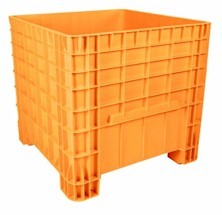 Caja agrícola de plástico color naranja con una capacidad de carga de 300 kilogramos
