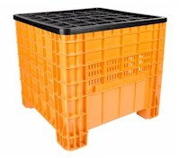Caja agrícola de plástico color naranja con tapa negra con una capacidad de carga de 250 kilogramos.