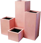 macetas de fibra de vidrio color rosa en diferentes tamaños